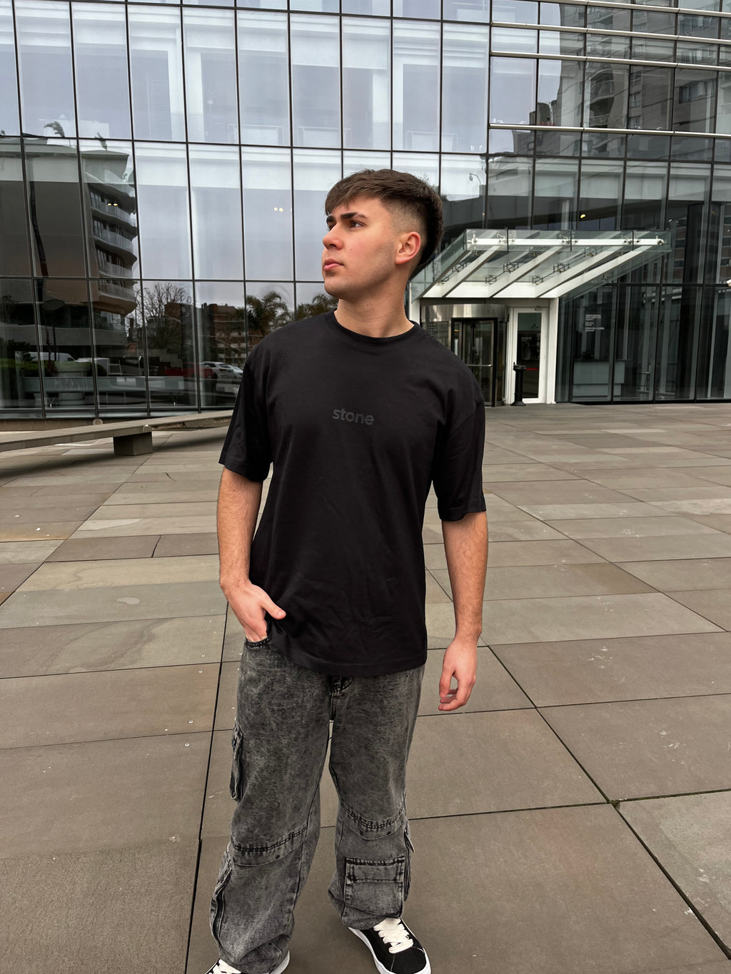 REMERA LIVE FIGTH REPEATE BALCK