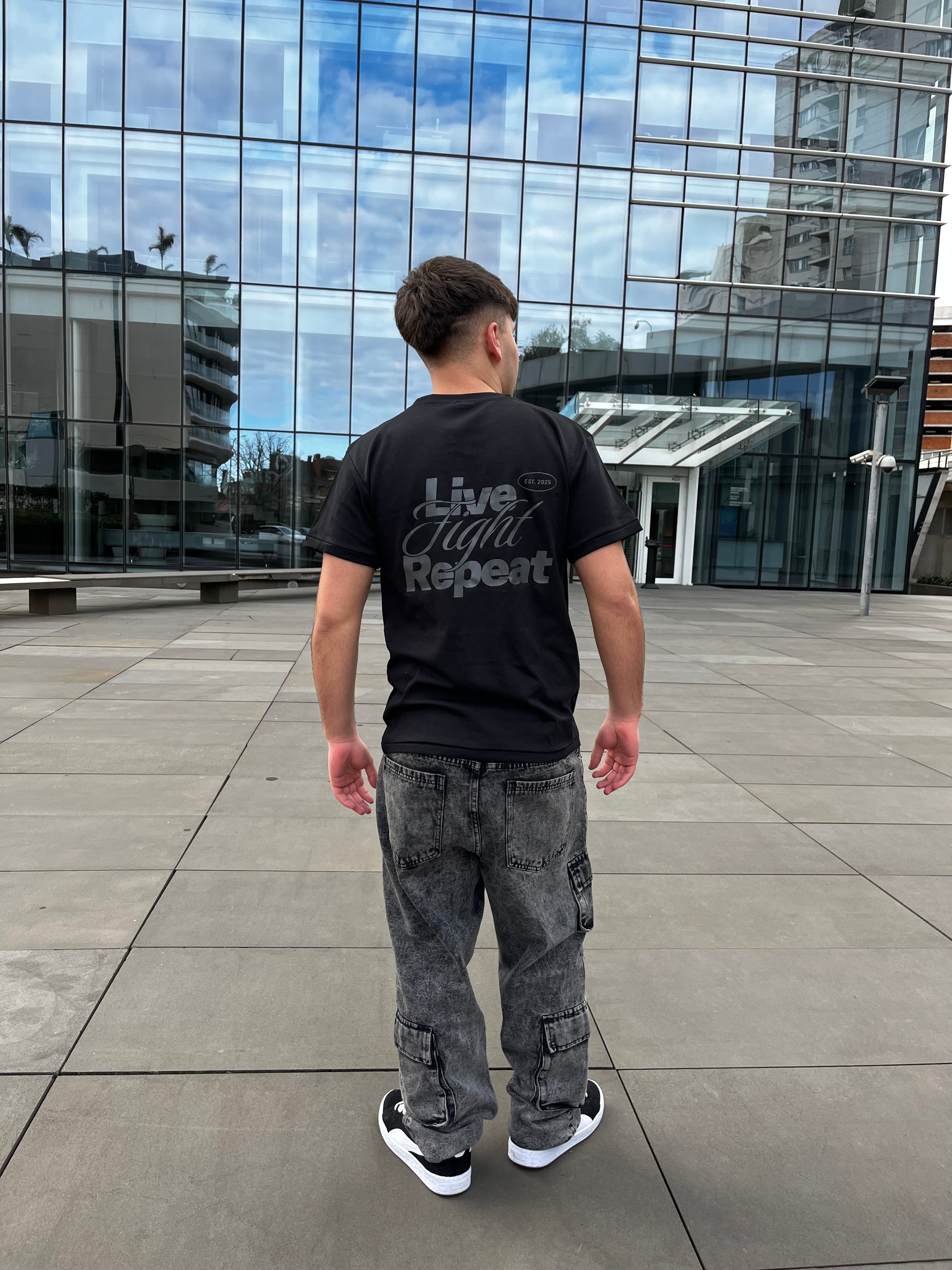 REMERA LIVE FIGTH REPEATE BALCK