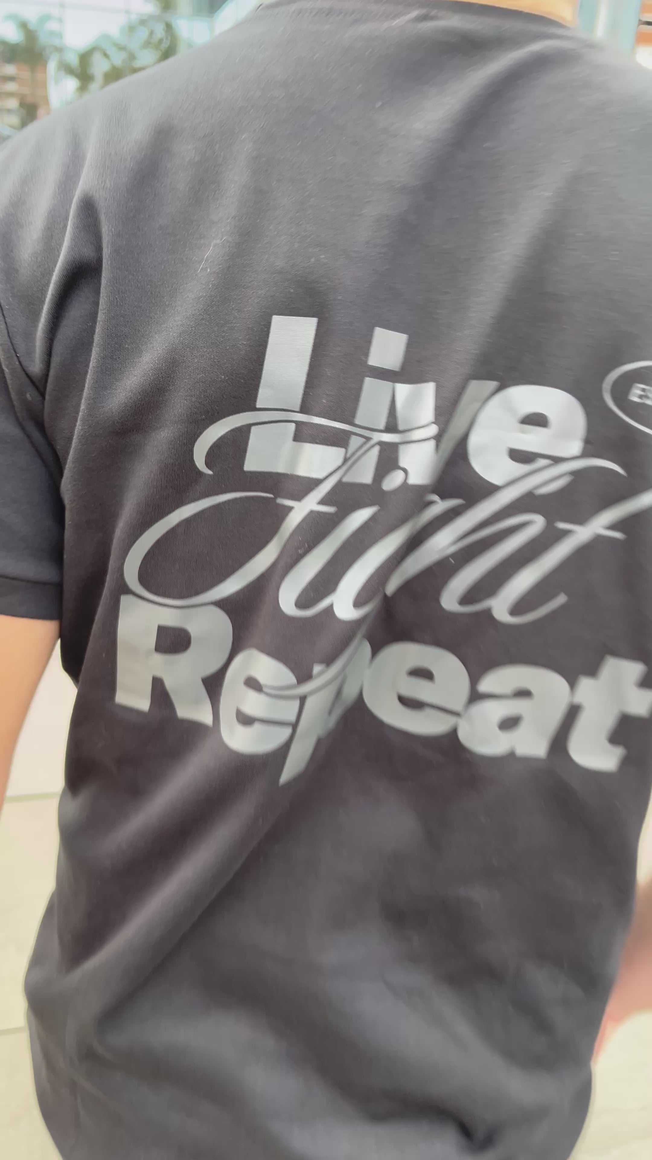REMERA LIVE FIGTH REPEATE BALCK